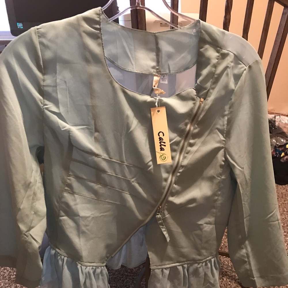 NWT MINT GREEN CROP TOP ZIPPER ACCENT
